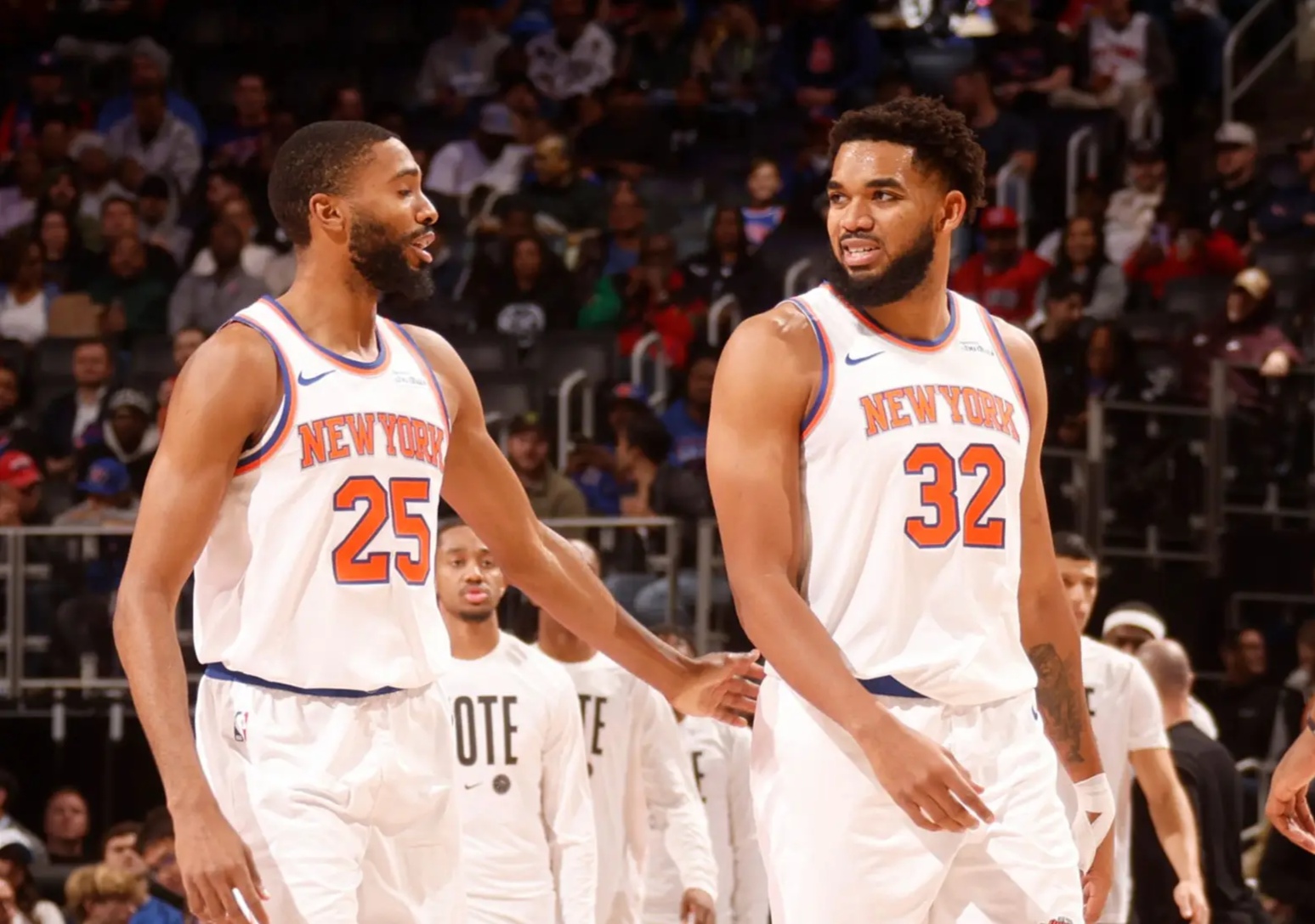 包含纽约尼克斯发布备战花絮，关键时刻主帅复盘，欧超杯任务艰巨，赛程密集仍需轮换的词条